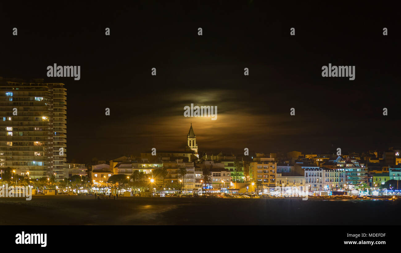 Scène de nuit à partir d'une petite ville méditerranéenne de Palamos en Espagne Banque D'Images