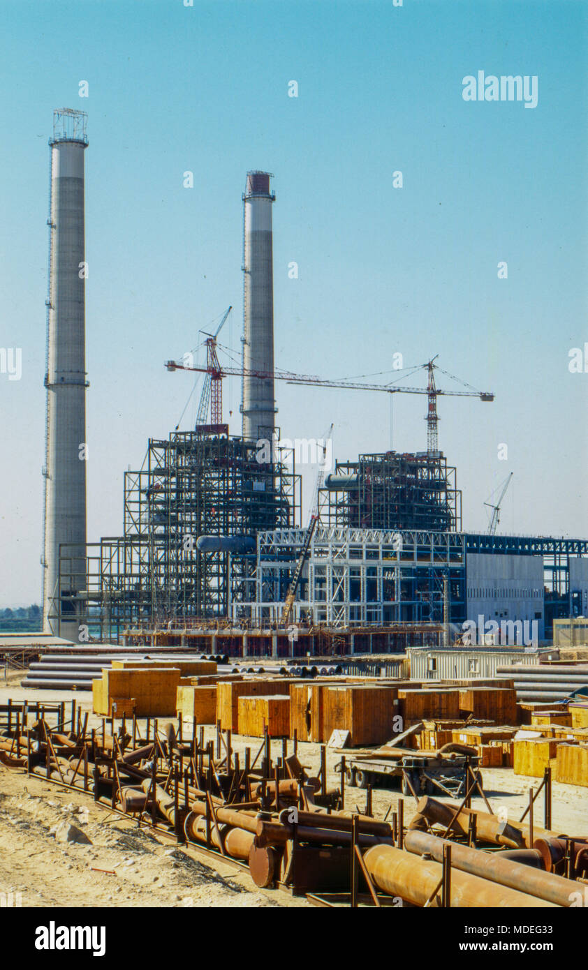 Le Caire, Égypte - La construction de la centrale électrique de Qureimat au sud du Caire powered by General Electric turbines pour centrales électriques. Banque D'Images