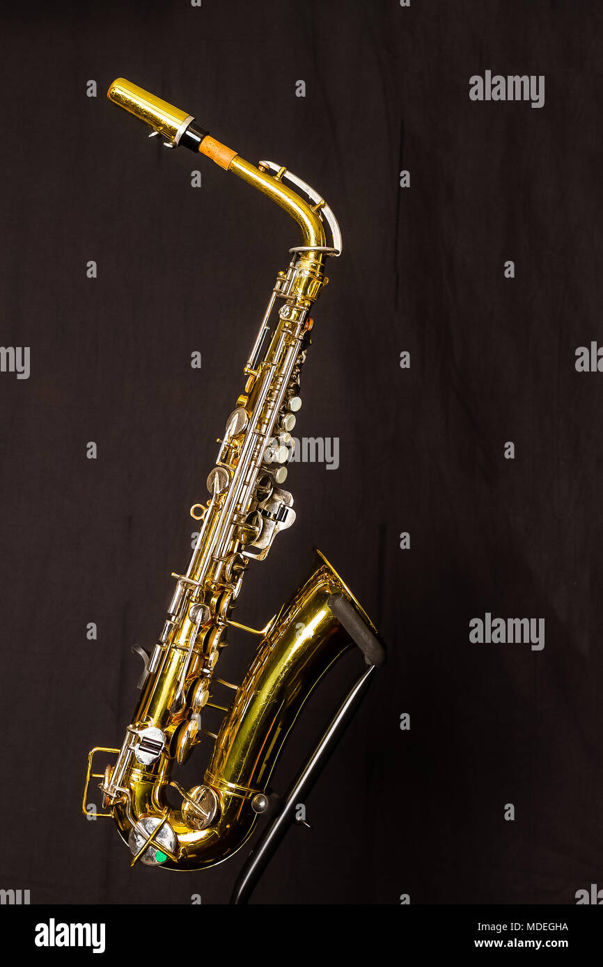 Le côté droit d'un saxophone alto Banque D'Images