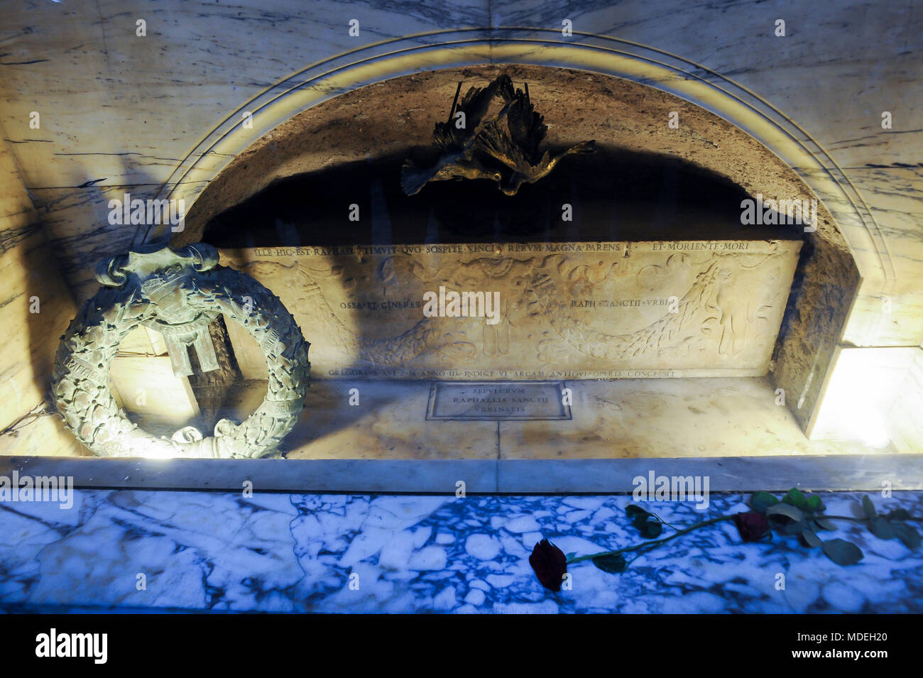 Le tombeau de Raphaël au Panthéon ou Basilica collegiata di Santa Maria ad Martires (Basilique de Sainte Marie et les Martyrs) sur la Piazza della Rotonda en Hi Banque D'Images