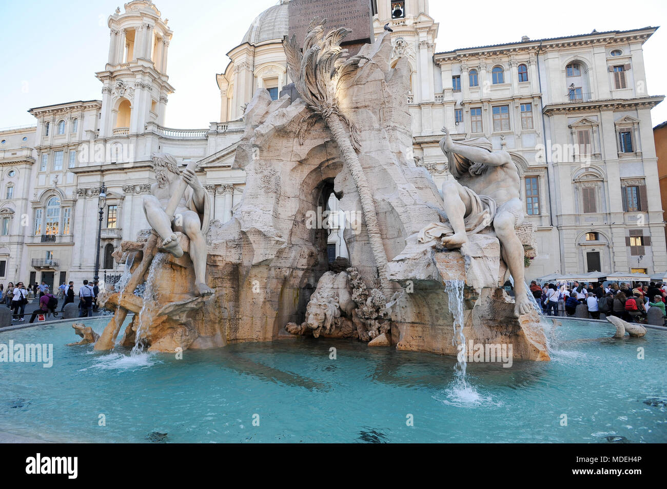 Fontana dei Quattro Fiumi baroque (fontaine des Quatre Fleuves) conçu par Gian Lorenzo Bernini et chiesa di Sant'Agnese in Agone (église de Sant'Ag Banque D'Images