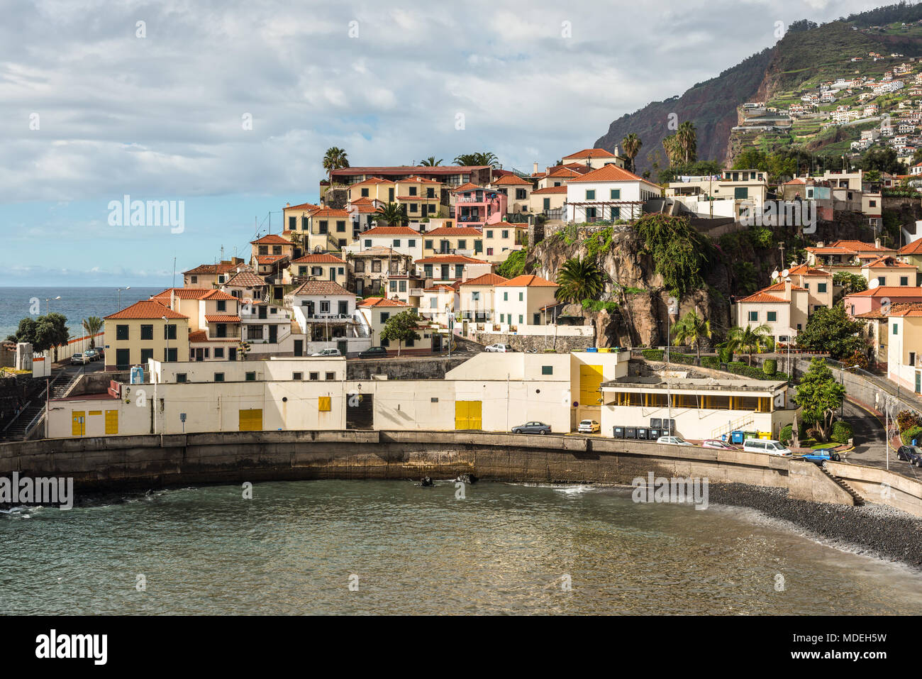 Camara de Lobos, Madère, Portugal - 10 décembre 2016 : vue sur la rue du village de pêcheurs de Camara de Lobos près de Funchal, île de Madère, au Portugal. Banque D'Images