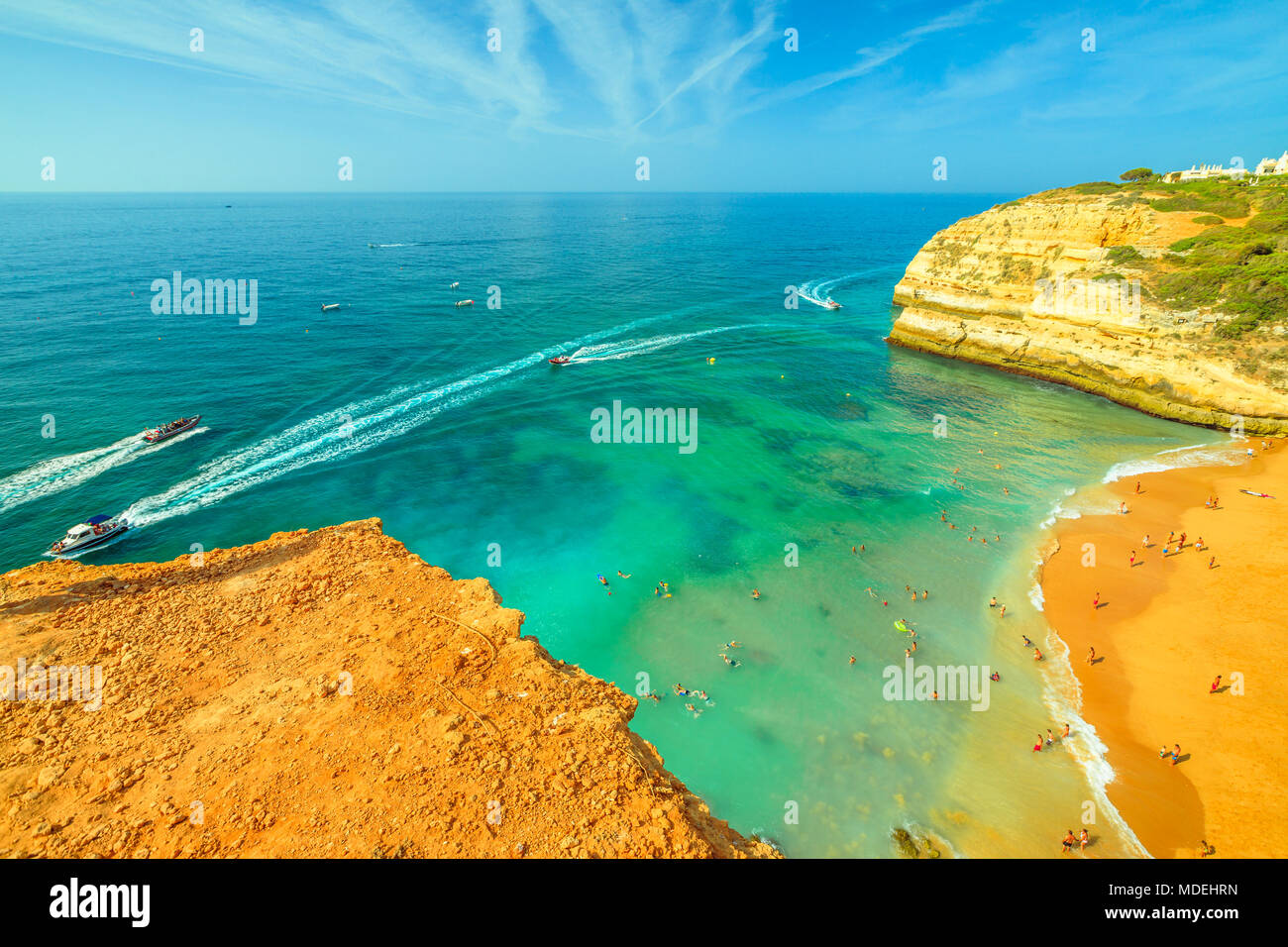 Vue aérienne de falaises d'or de Praia de Benagil en Algarve près de Lagoa, Portugal, Europe. Des excursions en bateau pour visiter le célèbre site Algar de Benagil, la grotte près de la plage de Benagil. Tourisme dans l'Algarve. Banque D'Images