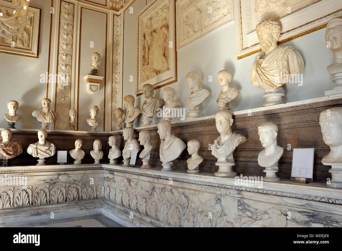 Italie, Rome, musées du Capitole, Musei Capitolini, Palazzo Nuovo, salle des empereurs, sculptures romaines Banque D'Images