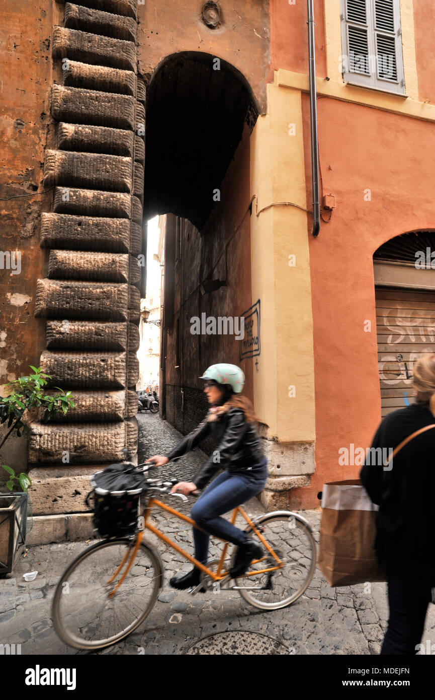 L'Italie, Rome, Via di San Trifone, côté rue, près de Via dei Coronari, la voie la plus étroite à Rome Banque D'Images