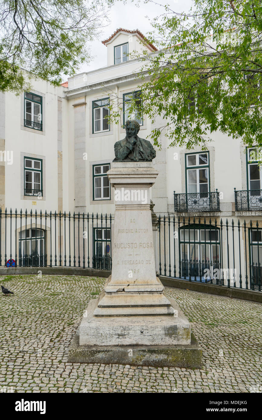 Le buste d'Augusto Rosa, acteur, dans le Largo da Sé à Lisbonne, Portugal Banque D'Images