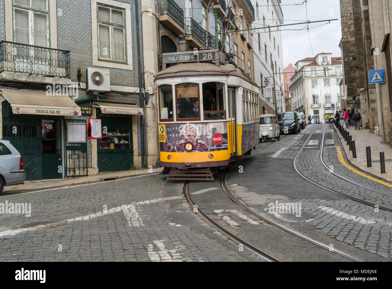 Un vieux tramway sur les rues étroites dans le centre de Lisbonne, Lisbonne Banque D'Images