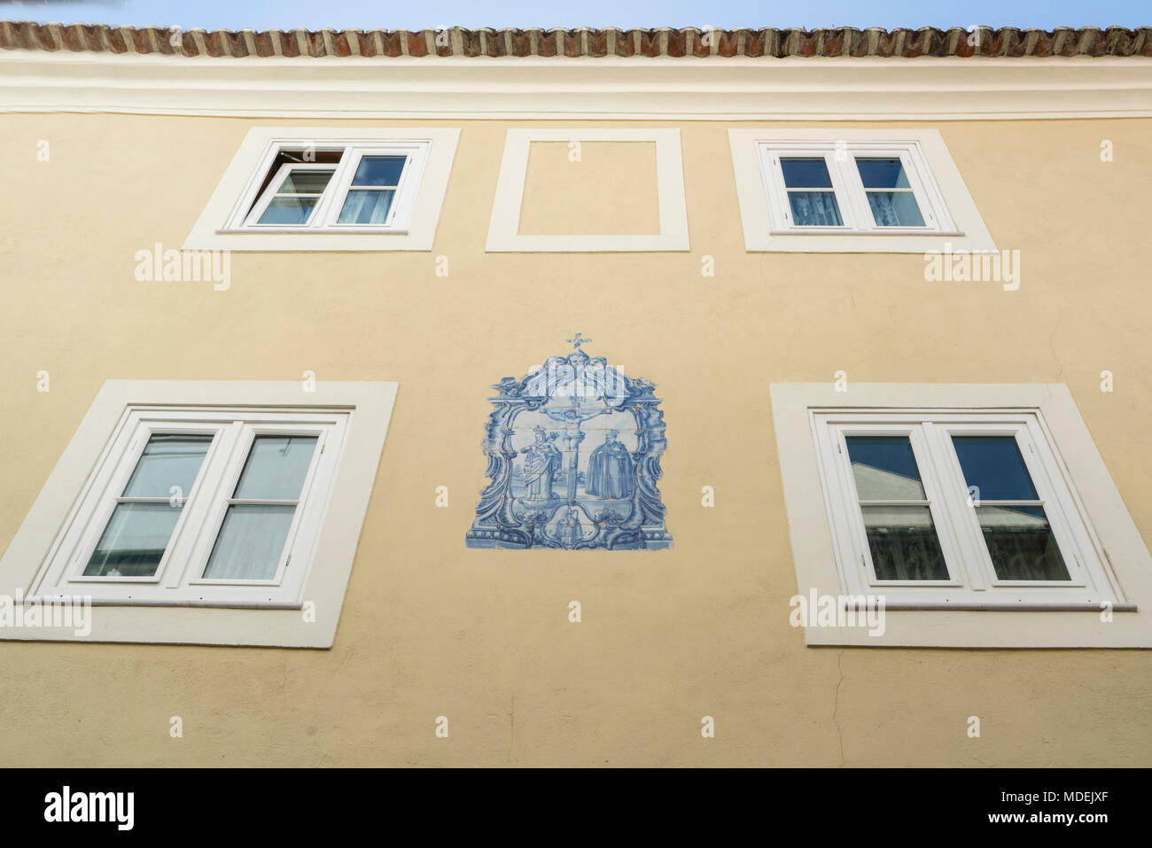 La décoration avec le typique des tuiles sur une maison dans le centre de Lisbonne, Portugal Banque D'Images