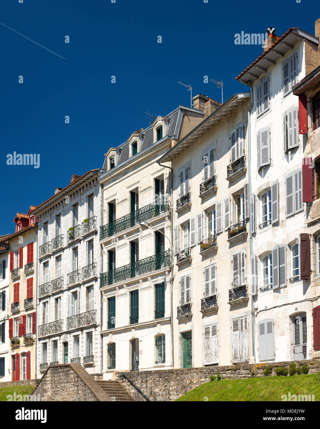 Maisons de plain-pied typique du Grand Bayonne (Bayonne - Pyrénées Atlantiques - Aquitaine - France). Maisons à étages typiques du Grand Bayonne. Banque D'Images