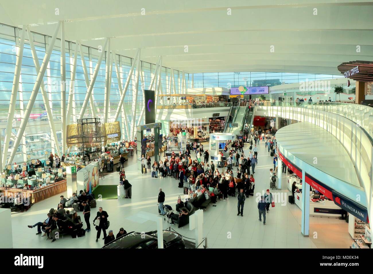 Budapest, Hongrie, de l'Union européenne. Lumineuse, ensoleillée chaude journée de printemps, avril 2018. Terminal de l'aéroport international Liszt Ferenc. Banque D'Images