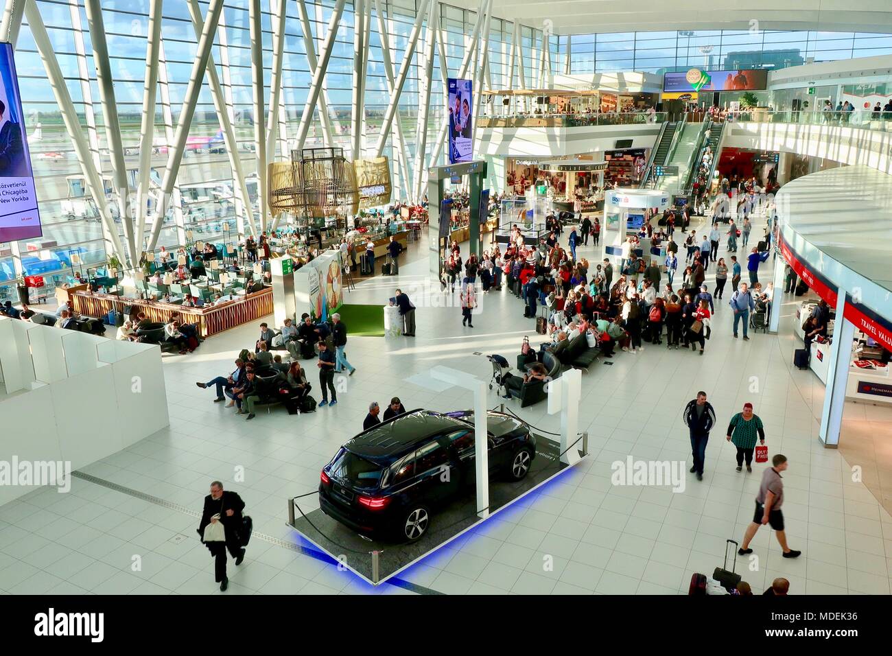 Budapest, Hongrie, de l'Union européenne. Lumineuse, ensoleillée chaude journée de printemps, avril 2018. Terminal de l'aéroport international Liszt Ferenc. Banque D'Images