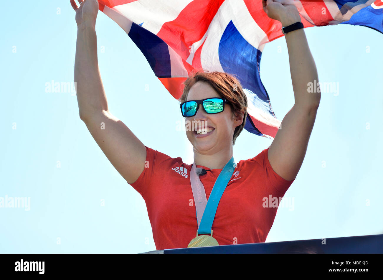 Lizzy Yarnold d'une visite guidée de la zone autour de Sevenoaks, dans le Kent, où elle a grandi, dans un cadre ouvert--top bus à impériale pour célébrer sa deuxième médaille d'or... Banque D'Images