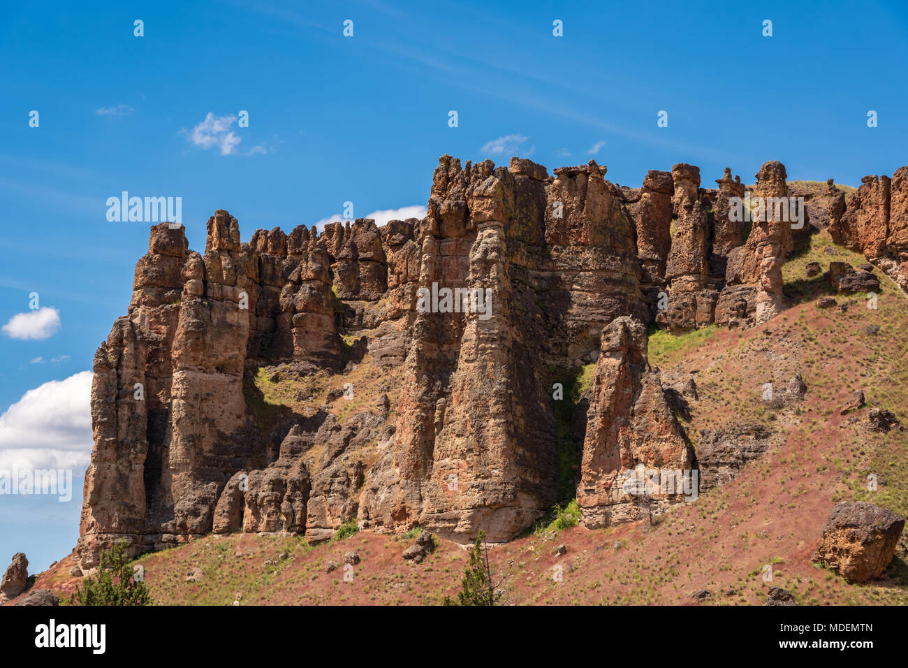 Formations rocheuses majestueuses du sol de butée à la John Day National Monument Clarno Unité. 18 miles à l'ouest de combustibles de l'Oregon. Volconic les lahars formés Banque D'Images