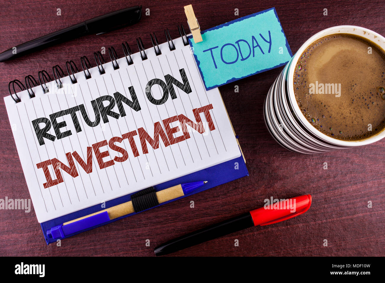 L'écriture de texte Word Retour sur investissement. Pour mesurer la performance du concept d'entreprise d'une évaluation de l'efficacité de l'entreprise rédigé le bloc-notes de fond en bois Banque D'Images