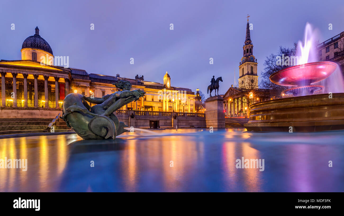 Une soirée sur les fontaines de Trafalgar Square, Londres, Angleterre Banque D'Images