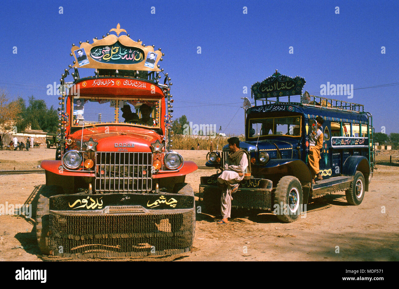 Les conducteurs de bus et aides attendent des passagers ( Pakistan) Banque D'Images