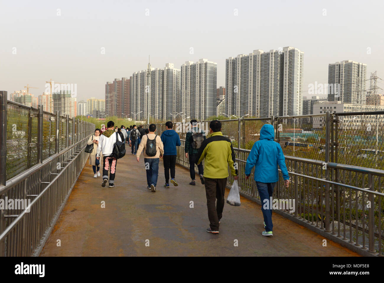 Vue de la passerelle à la station de métro Shaoyaoju sur les lignes 10 et 13 de la station de métro de Beijing, Chine Banque D'Images