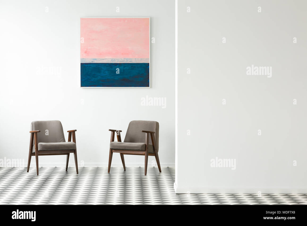 Peinture Pastel Sur Mur Blanc Au Dessus Des Fauteuils Gris