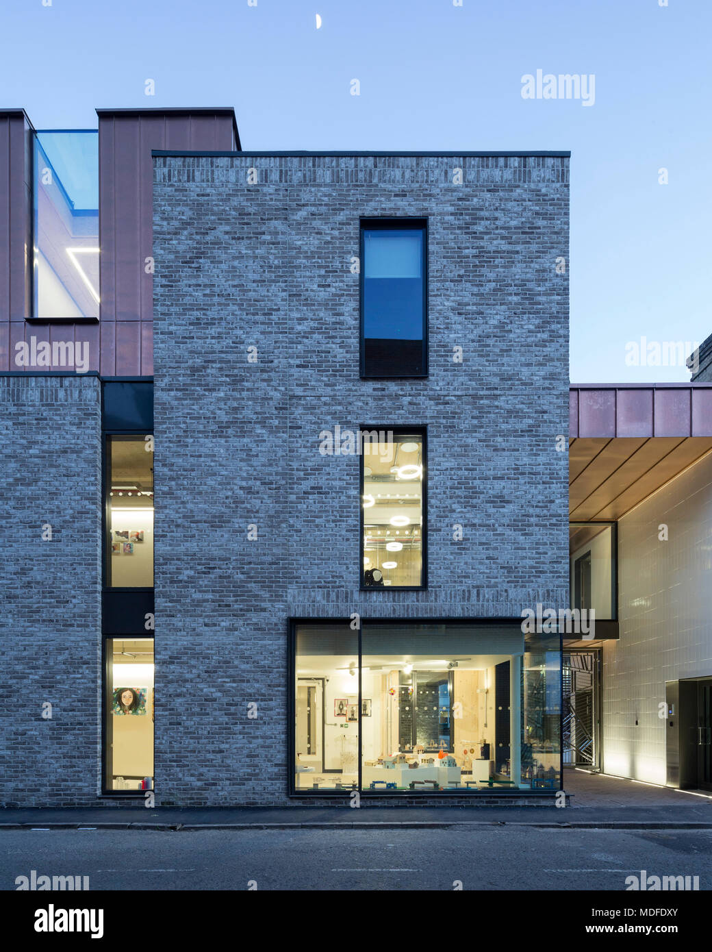 Vue extérieure façade nord et l'entrée au crépuscule. Stephen perse et d'apprentissage de la Fondation des Sports, Cambridge, Royaume-Uni. Architecte : Chadwick Banque D'Images