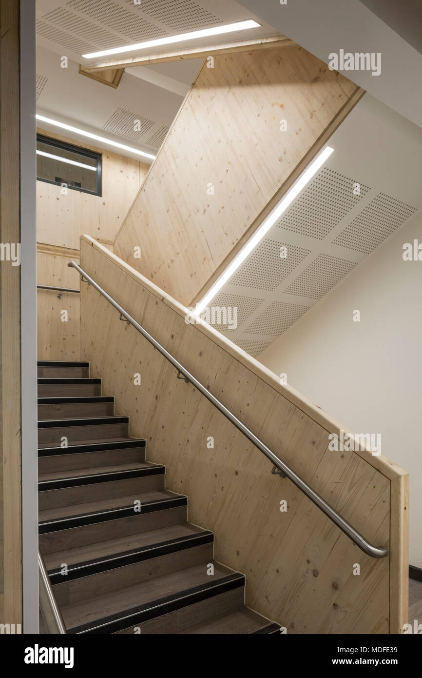Vue de l'intérieur de l'escalier. Stephen perse et d'apprentissage de la Fondation des Sports, Cambridge, Royaume-Uni. Architecte : Chadwick Cheveux Arkien Clarke Banque D'Images