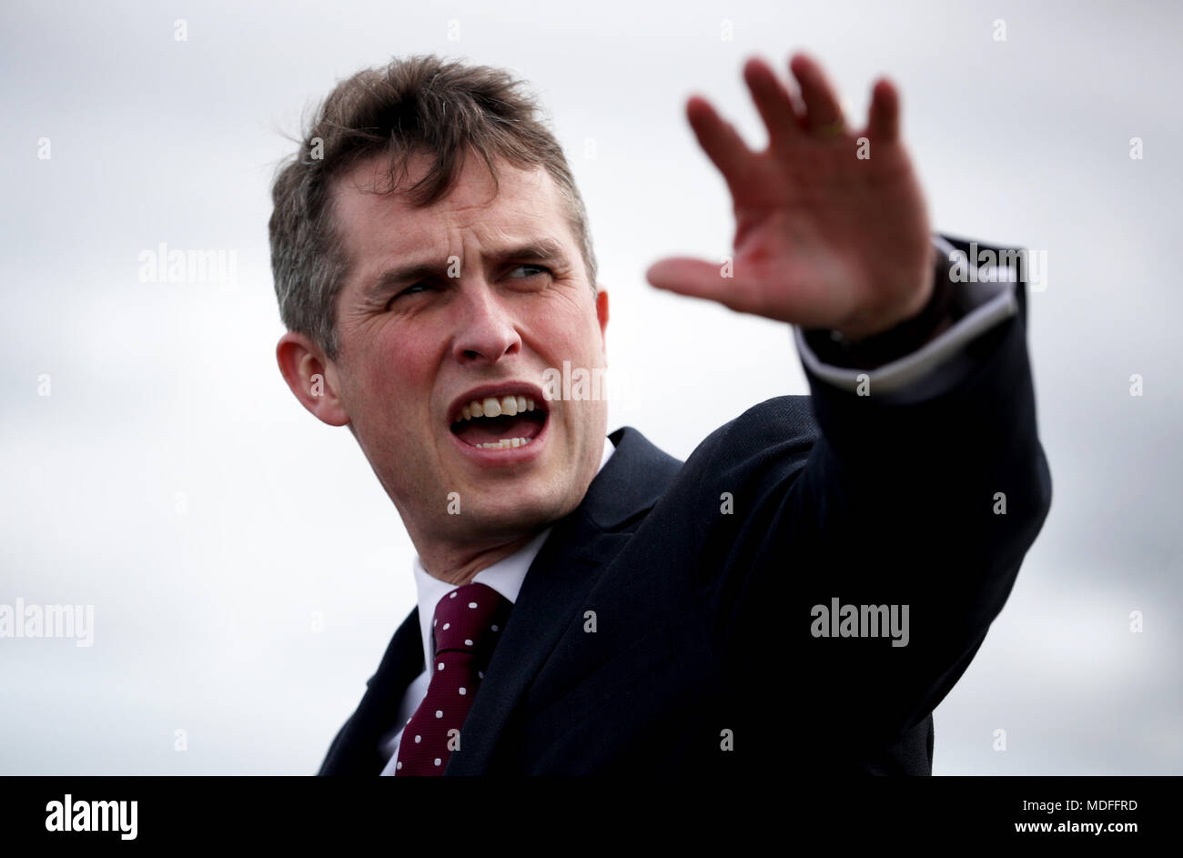 Le Secrétaire à la défense, Gavin Williamson au cours d'une visite à RAF Lossiemouth, Moray, où il a lancé la construction d'une nouvelle maison pour les aéronefs de patrouille maritime et montent à bord de l'US Navy P-8un avion de patrouille maritime. Banque D'Images
