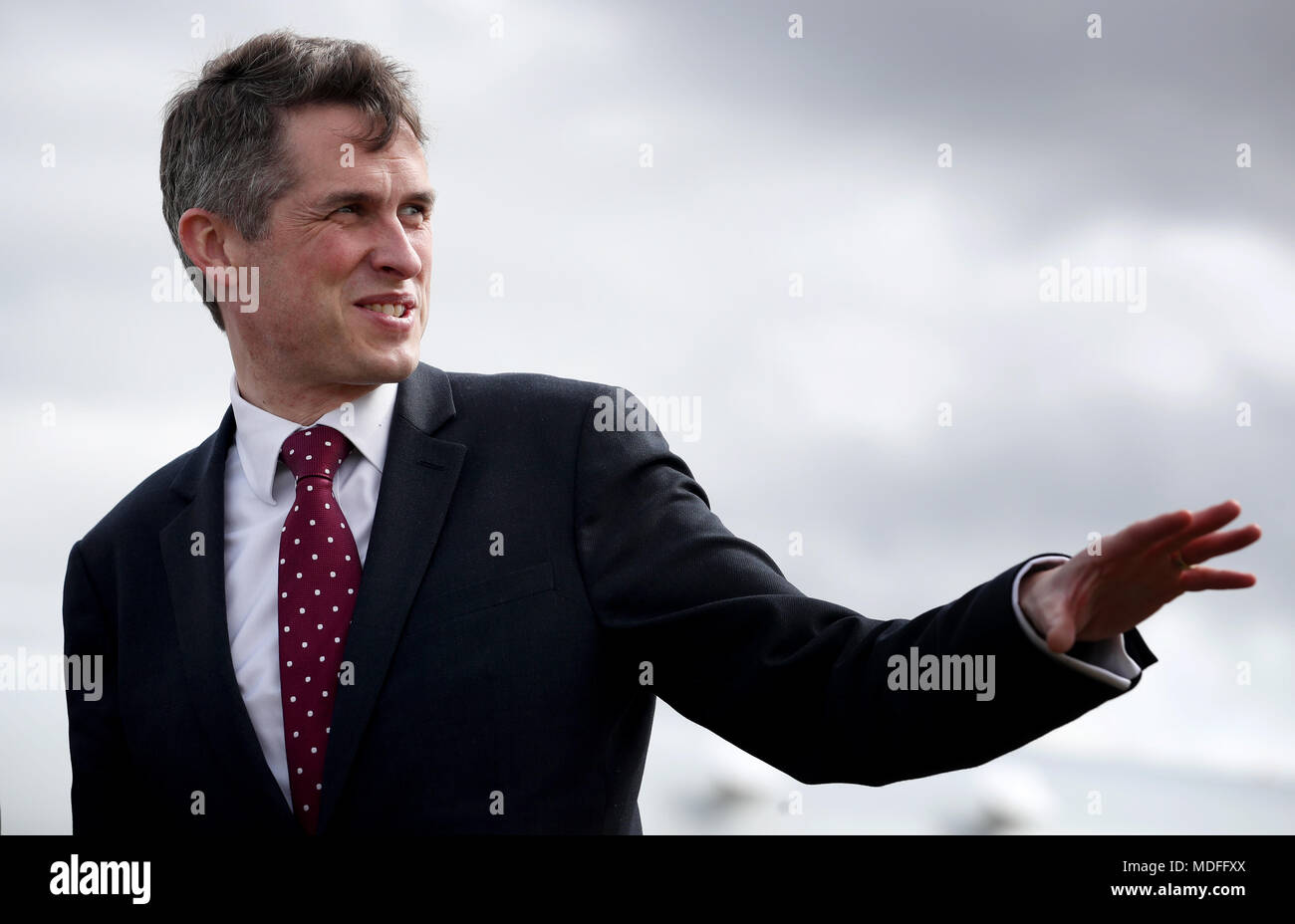Le Secrétaire à la défense, Gavin Williamson au cours d'une visite à RAF Lossiemouth, Moray, où il a lancé la construction d'une nouvelle maison pour les aéronefs de patrouille maritime et montent à bord de l'US Navy P-8un avion de patrouille maritime. Banque D'Images