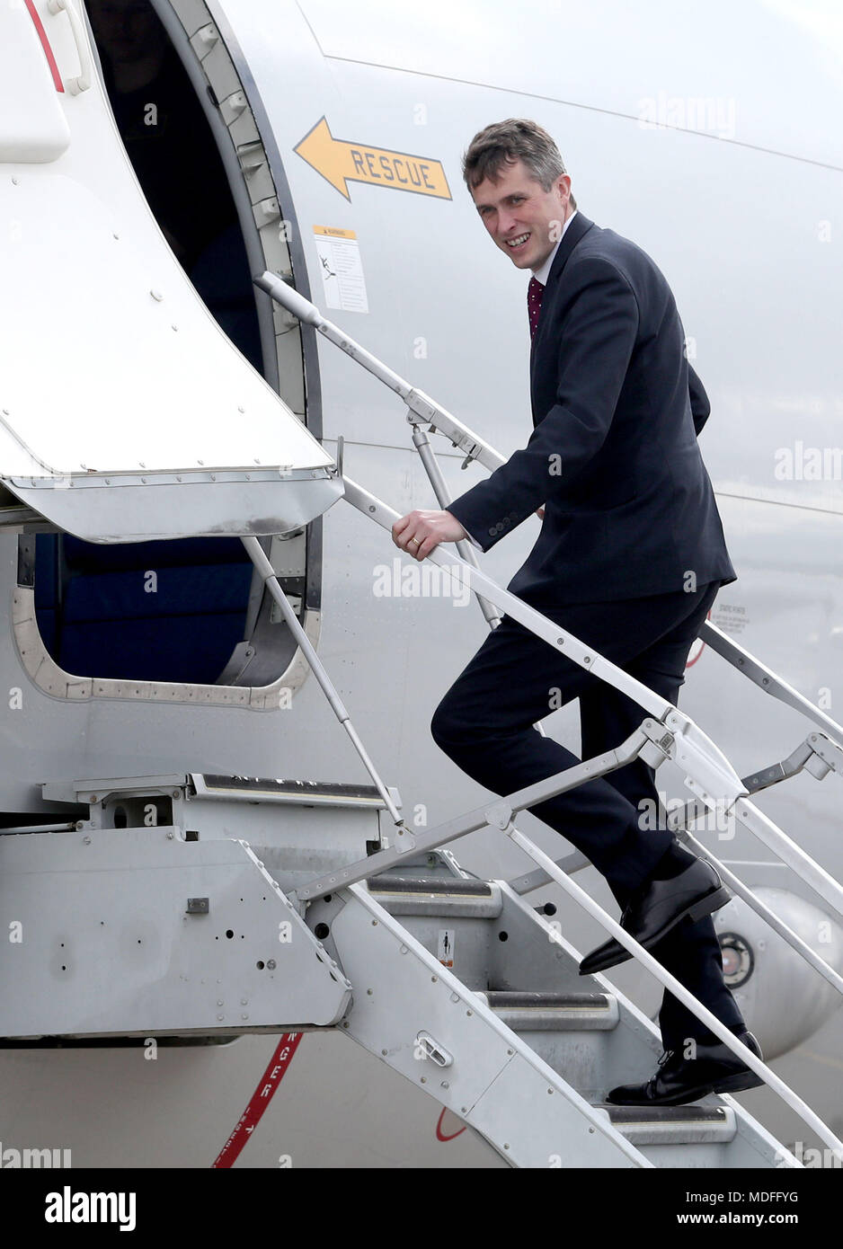 Le Secrétaire à la défense, Gavin Williamson au cours d'une visite à RAF Lossiemouth, Moray, où il a lancé la construction d'une nouvelle maison pour les aéronefs de patrouille maritime et montent à bord de l'US Navy P-8un avion de patrouille maritime. Banque D'Images