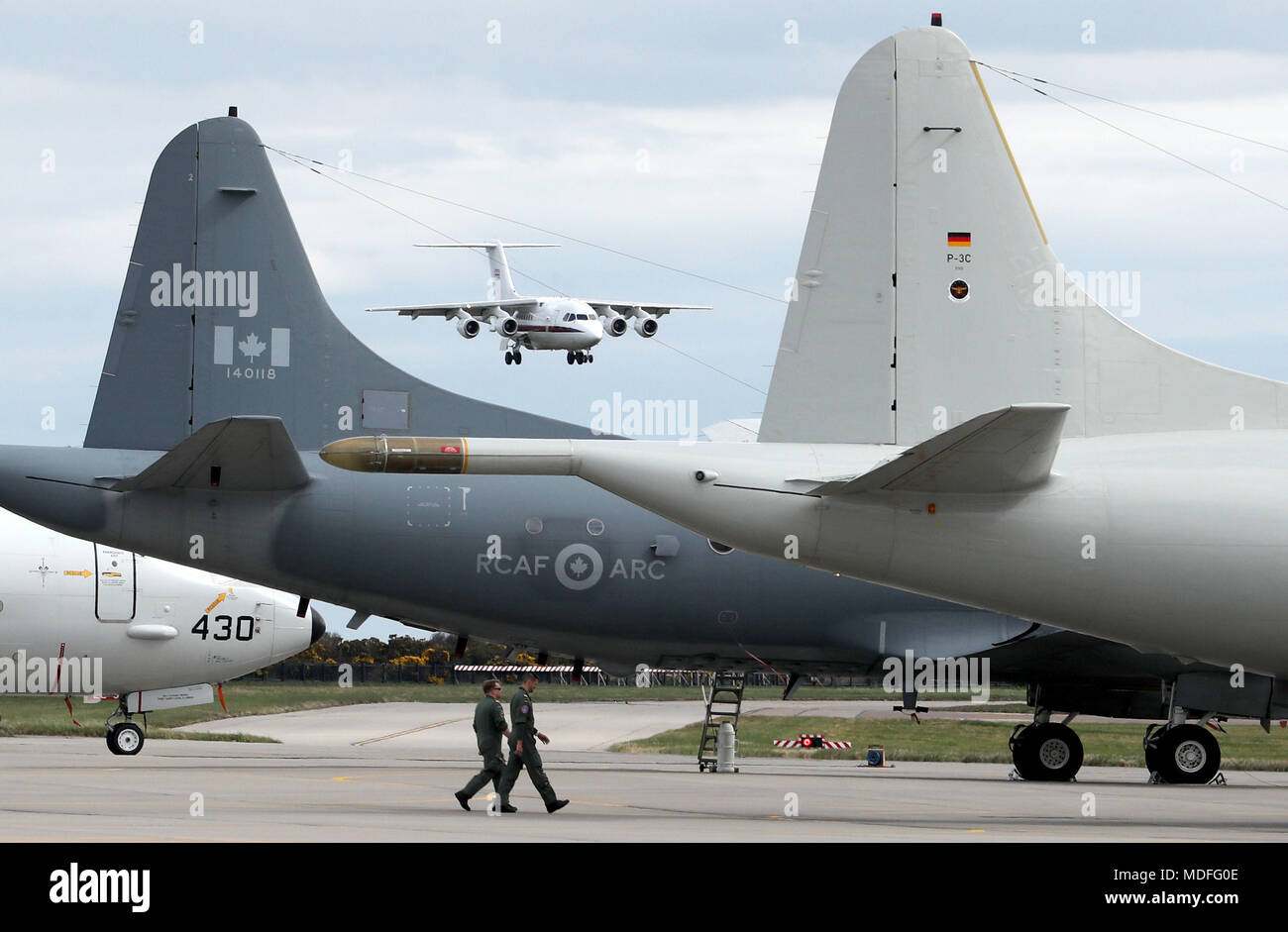 Avion transportant le secrétaire à la défense, Gavin Williamson et dignitaires atterrit à RAF Lossiemouth, Moray, où il a lancé la construction d'une nouvelle maison pour les aéronefs de patrouille maritime et montent à bord de l'US Navy P-8un avion de patrouille maritime. Banque D'Images