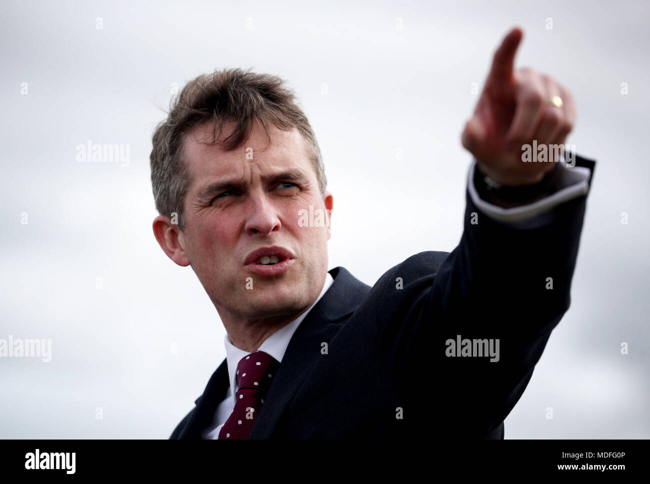 Le Secrétaire à la défense, Gavin Williamson au cours d'une visite à RAF Lossiemouth, Moray, où il a lancé la construction d'une nouvelle maison pour les aéronefs de patrouille maritime et montent à bord de l'US Navy P-8un avion de patrouille maritime. Banque D'Images