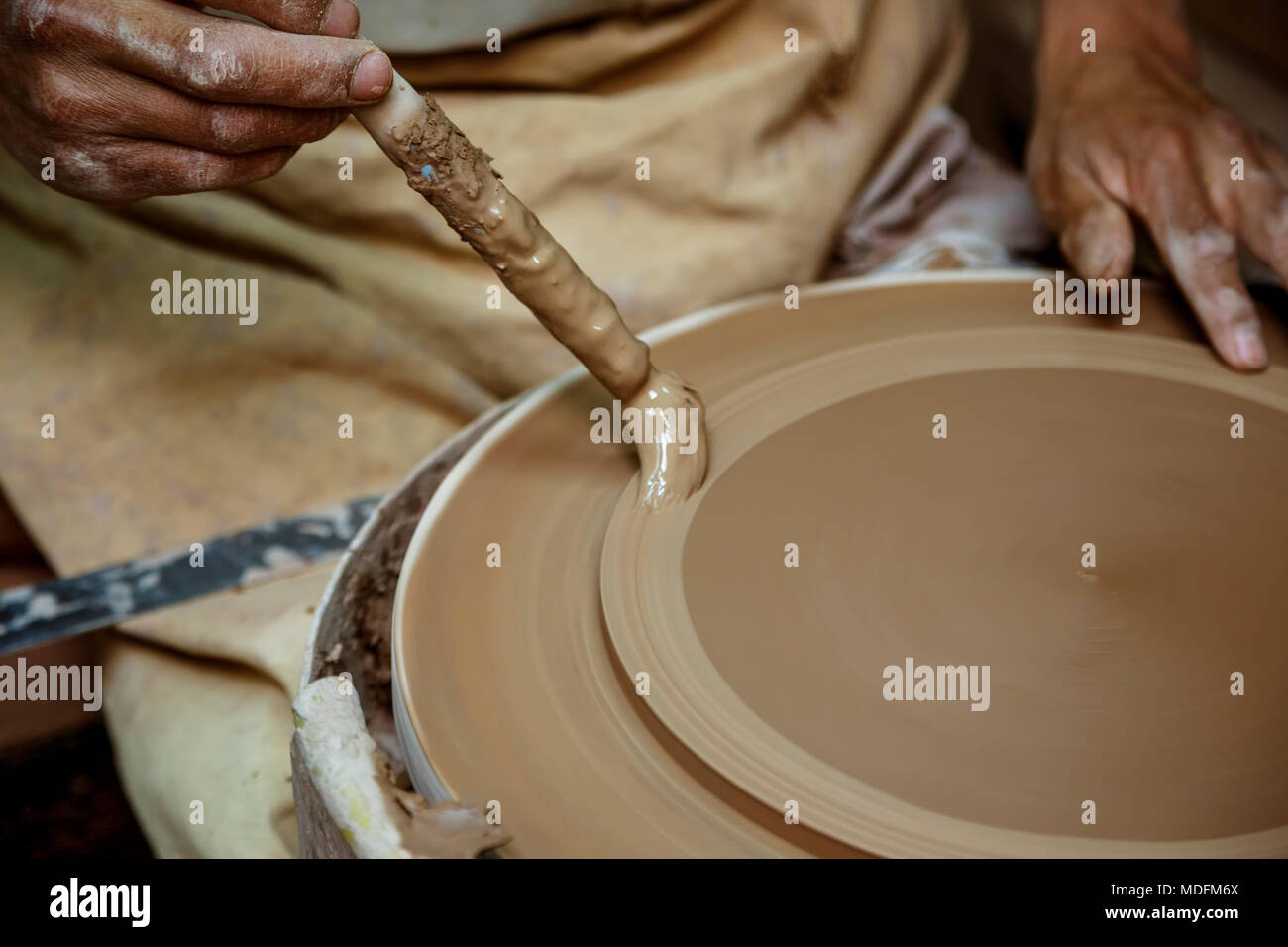 Mains d'artisan avec pinceau travaillant sur pièce d'argile, Pablo Seminario atelier, Urubamba, Pérou Banque D'Images