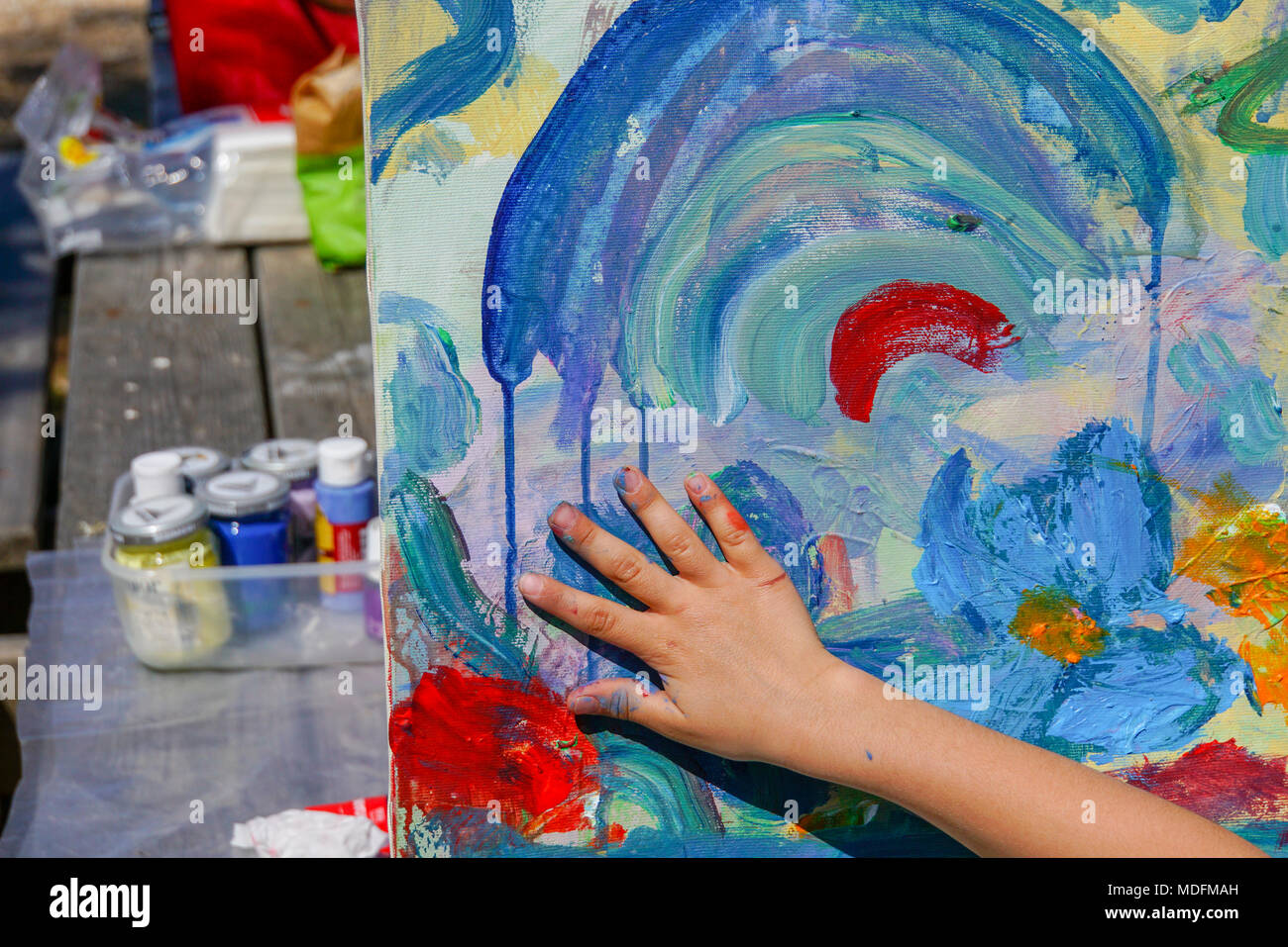 Main d'un enfant comme il les peintures au doigt sur toile Photo Stock -  Alamy