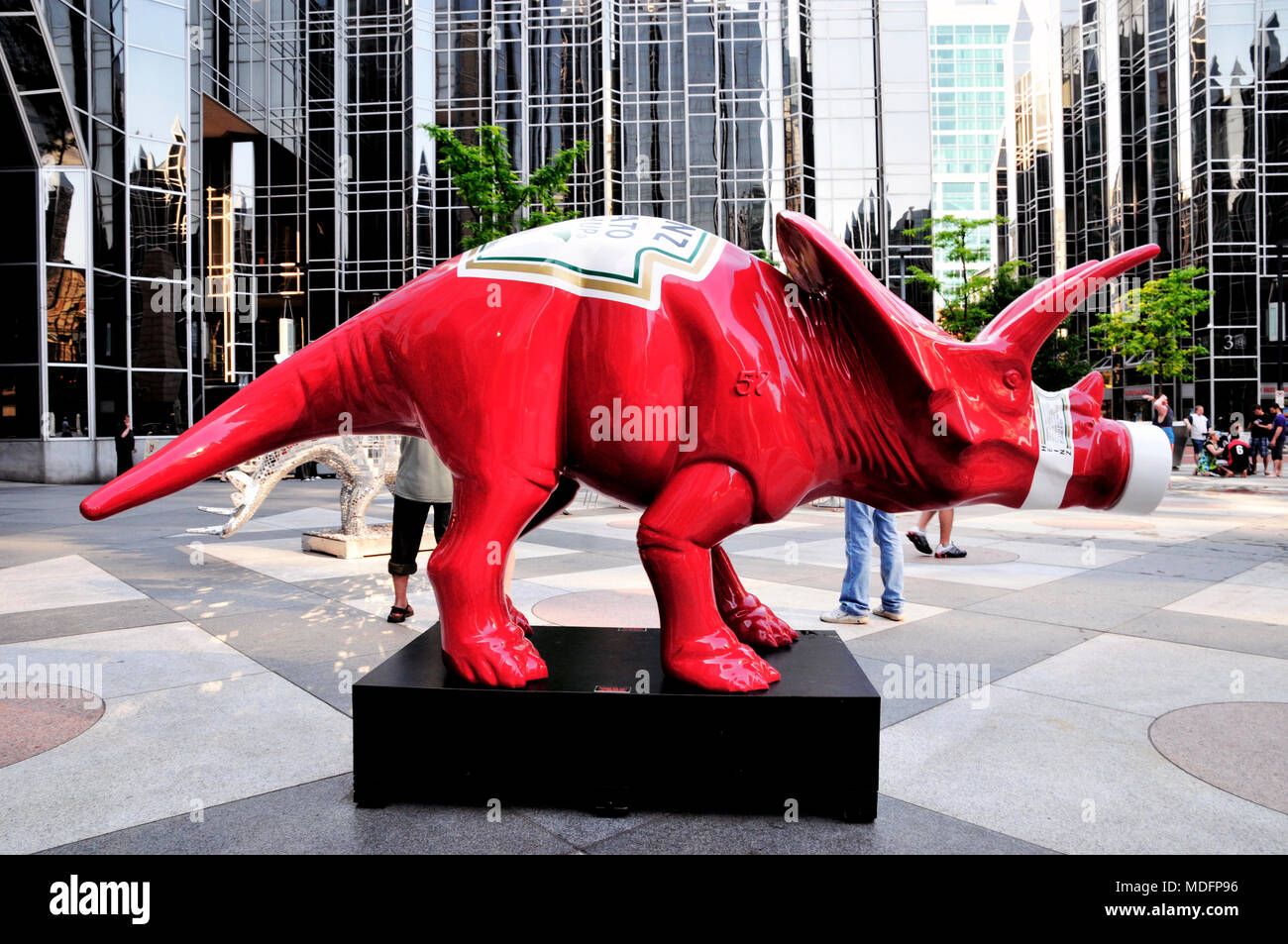 Le dinosaure rouge sculpture comme capacité de ketchup au lieu de PPG , Pittsburgh, Pennsylvanie, USA Banque D'Images
