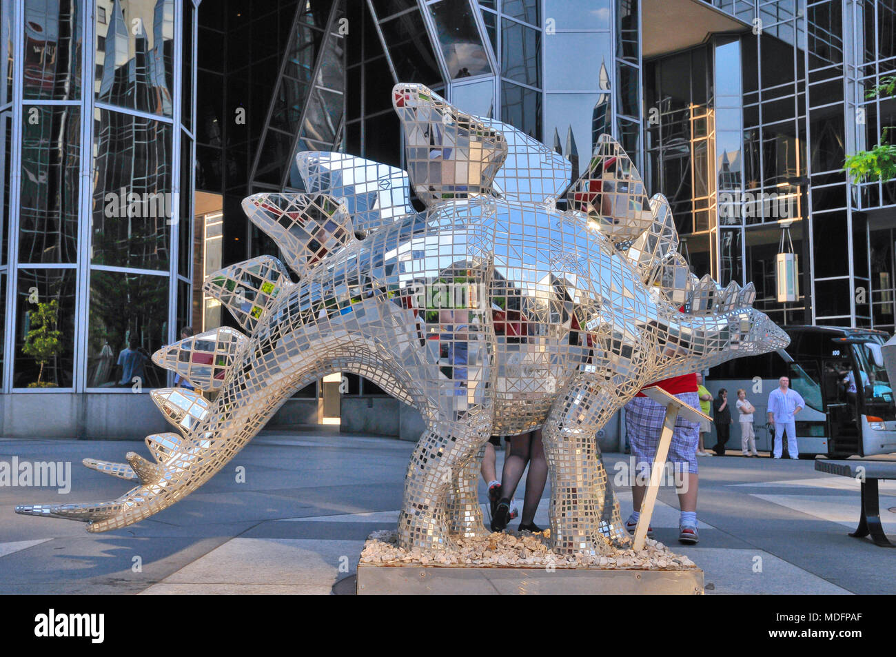 Sculpture de dinosaure, le centre-ville de Pittsburgh, Pennsylvanie, USA Banque D'Images