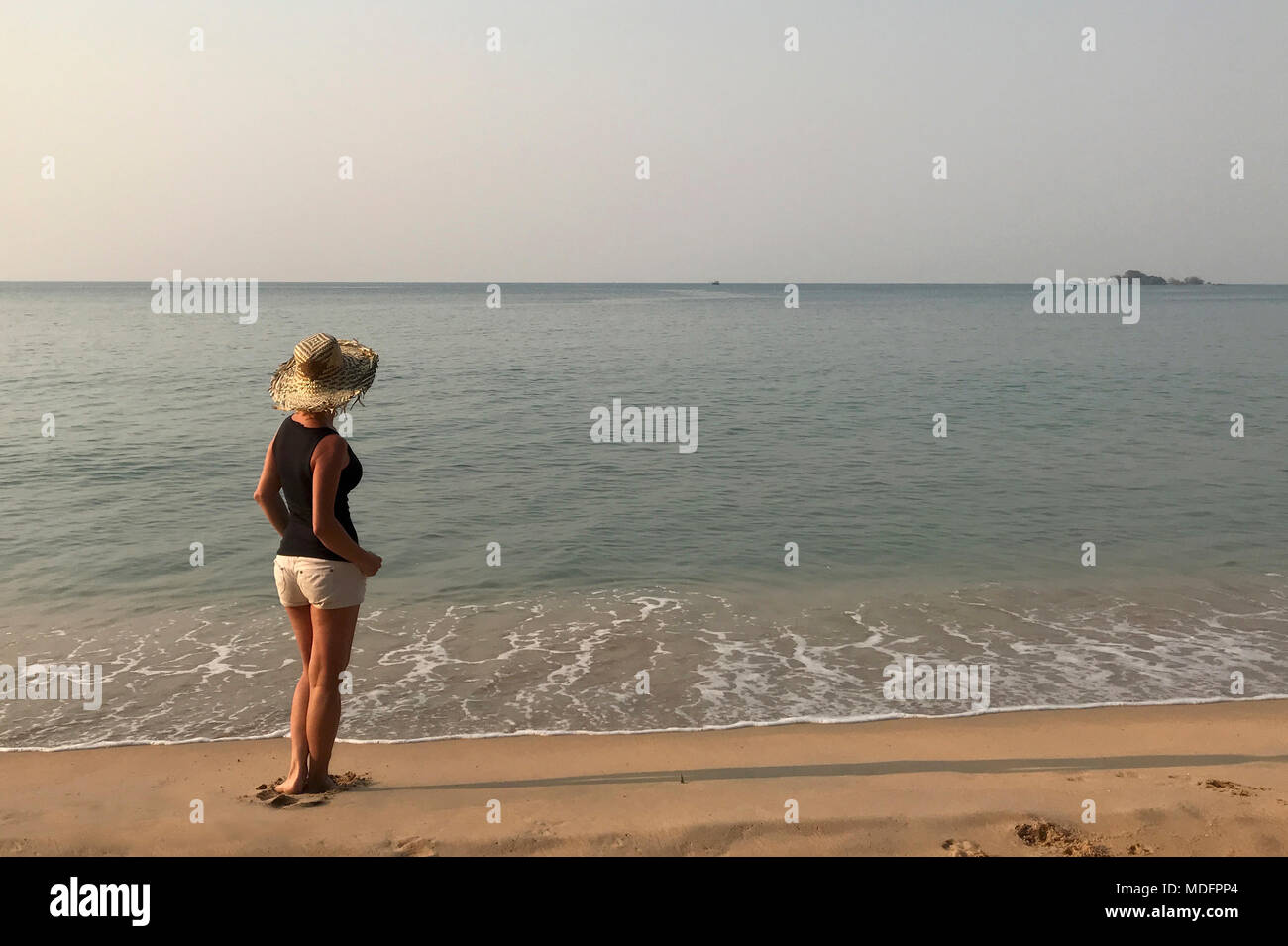 Woman standing on beach Banque D'Images