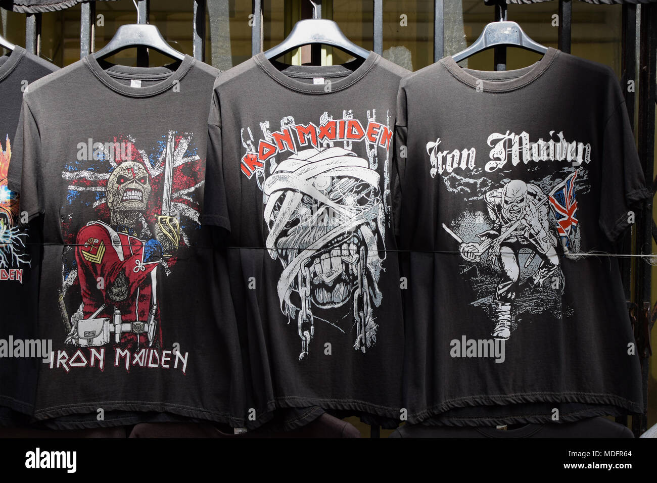 Athènes, Grèce - avril 1, 2018 : T-shirts imprimés avec des dessins et modèles industriels par le groupe de heavy metal Iron Maiden. Souvenirs de musique rock vintage à vendre. Banque D'Images