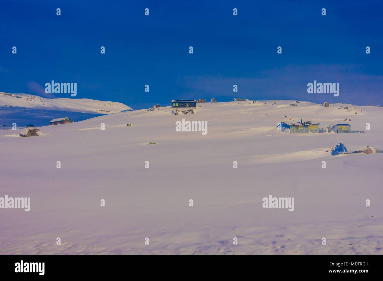 Vue extérieure de quelques maisons en bois presque couverte de neige pendant les wsnowstorm, à la zone de montagne du GED Banque D'Images