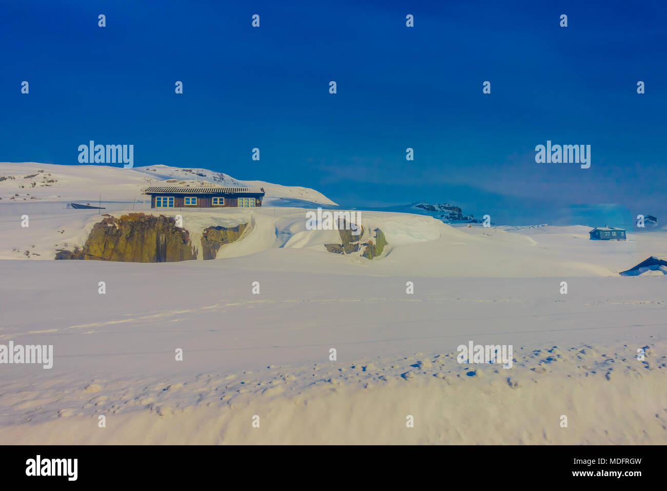 Vue extérieure de quelques maisons en bois presque couverte de neige pendant les wsnowstorm, à la zone de montagne du GED Banque D'Images