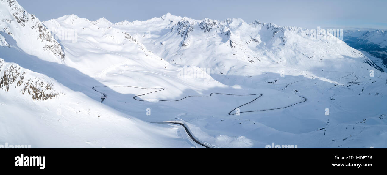 Vue aérienne de la route sinueuse à travers les montagnes, Kaunertal, Landeck, Tyrol, Autriche Banque D'Images