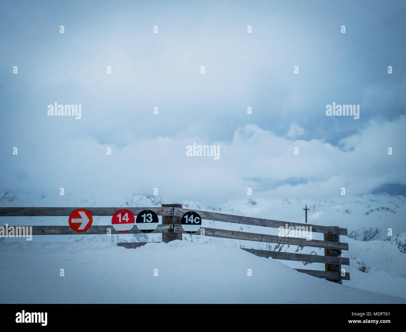 Panneaux pour une piste de ski noire, Ischgl, Landeck, Tyrol, Autriche Banque D'Images