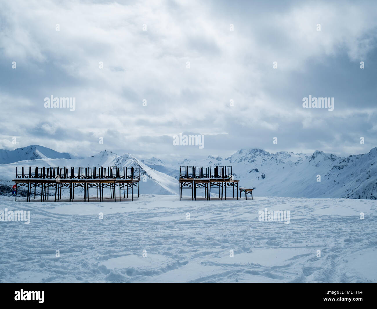 Chaises et tables empilées dans la neige, Ischgl, Landeck, Tyrol, Autriche Banque D'Images