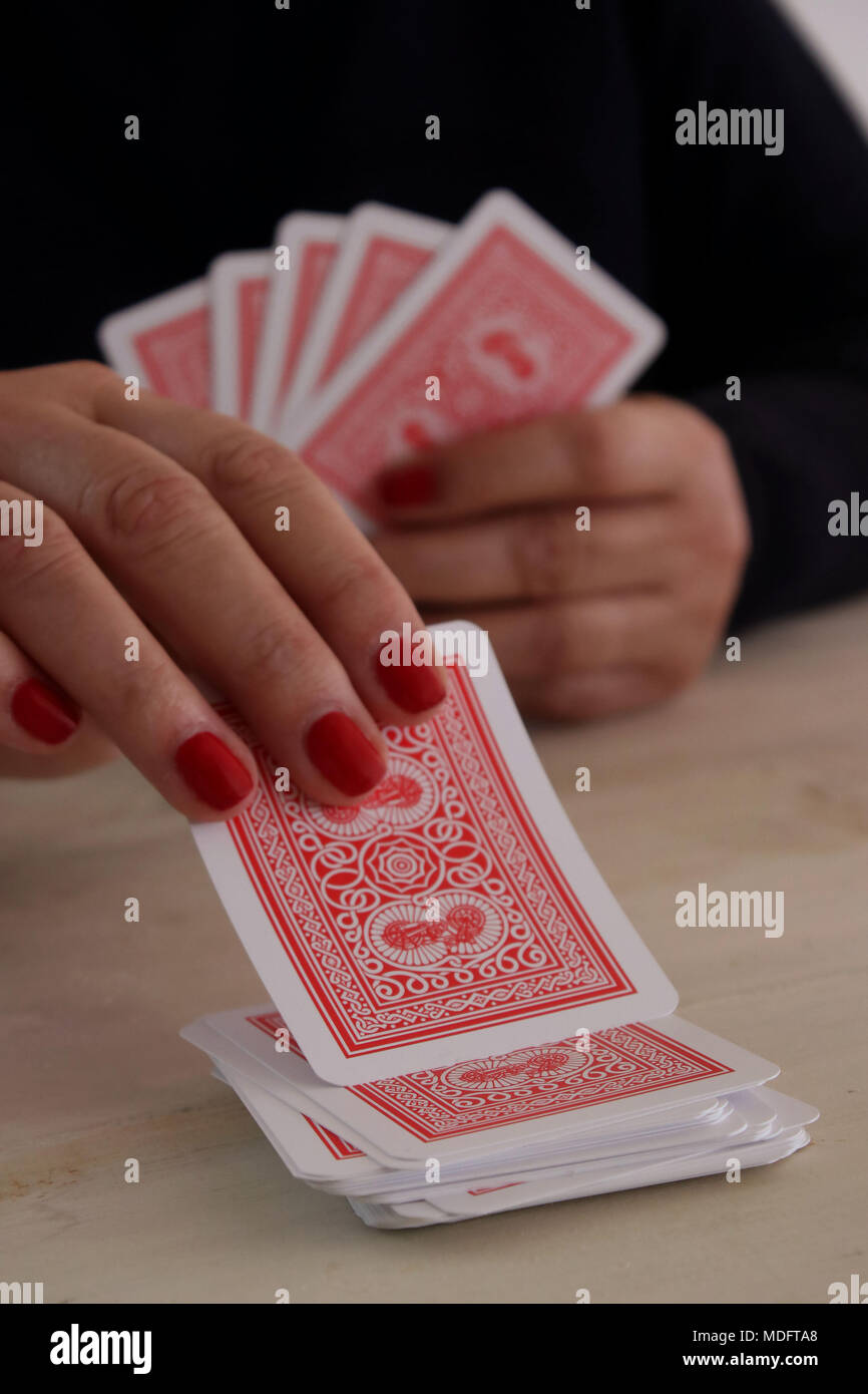 La main de femme jouant aux cartes Banque D'Images