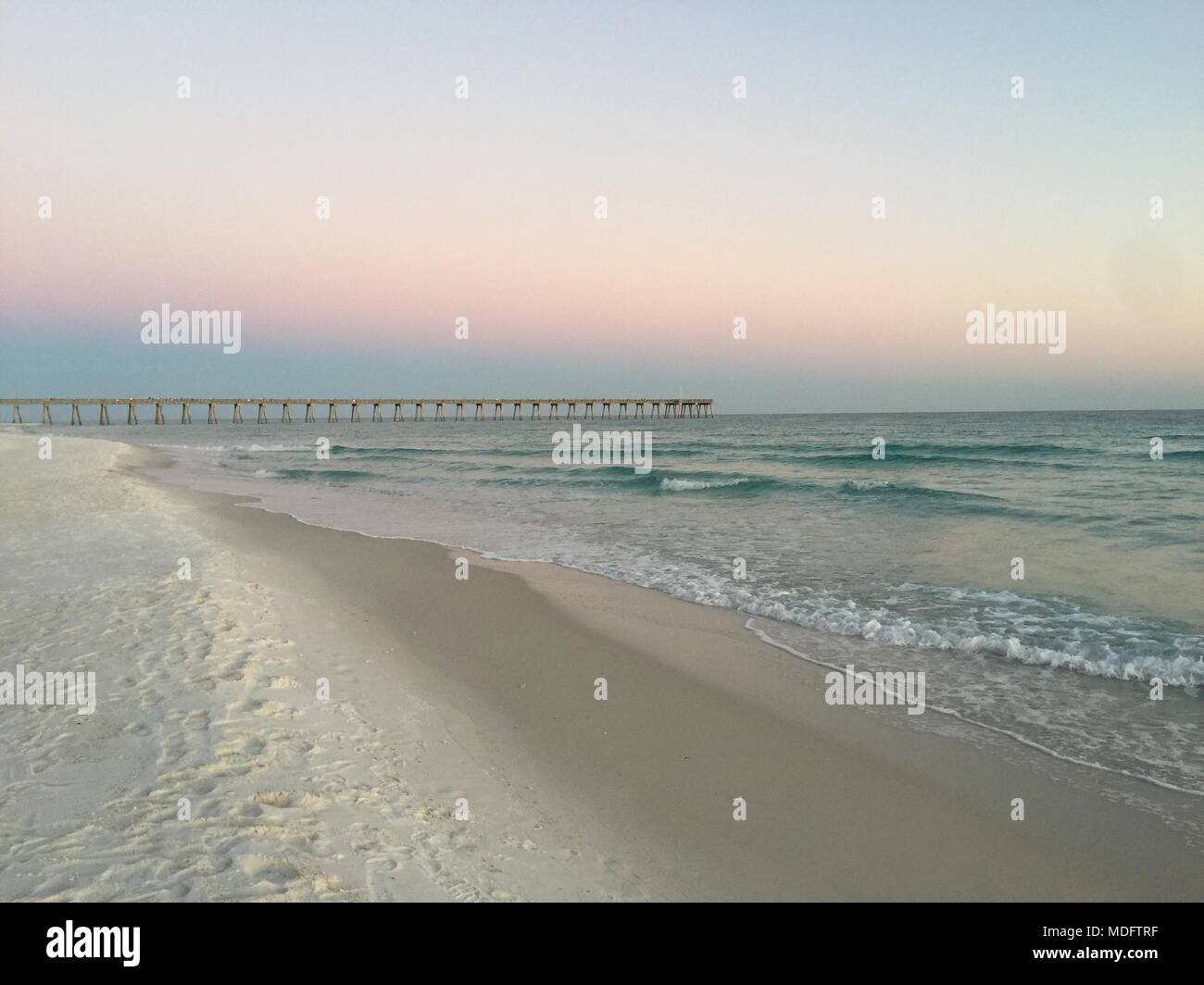 Pier sur la plage de Pensacola, Santa Rosa Island, Floride, États-Unis Banque D'Images