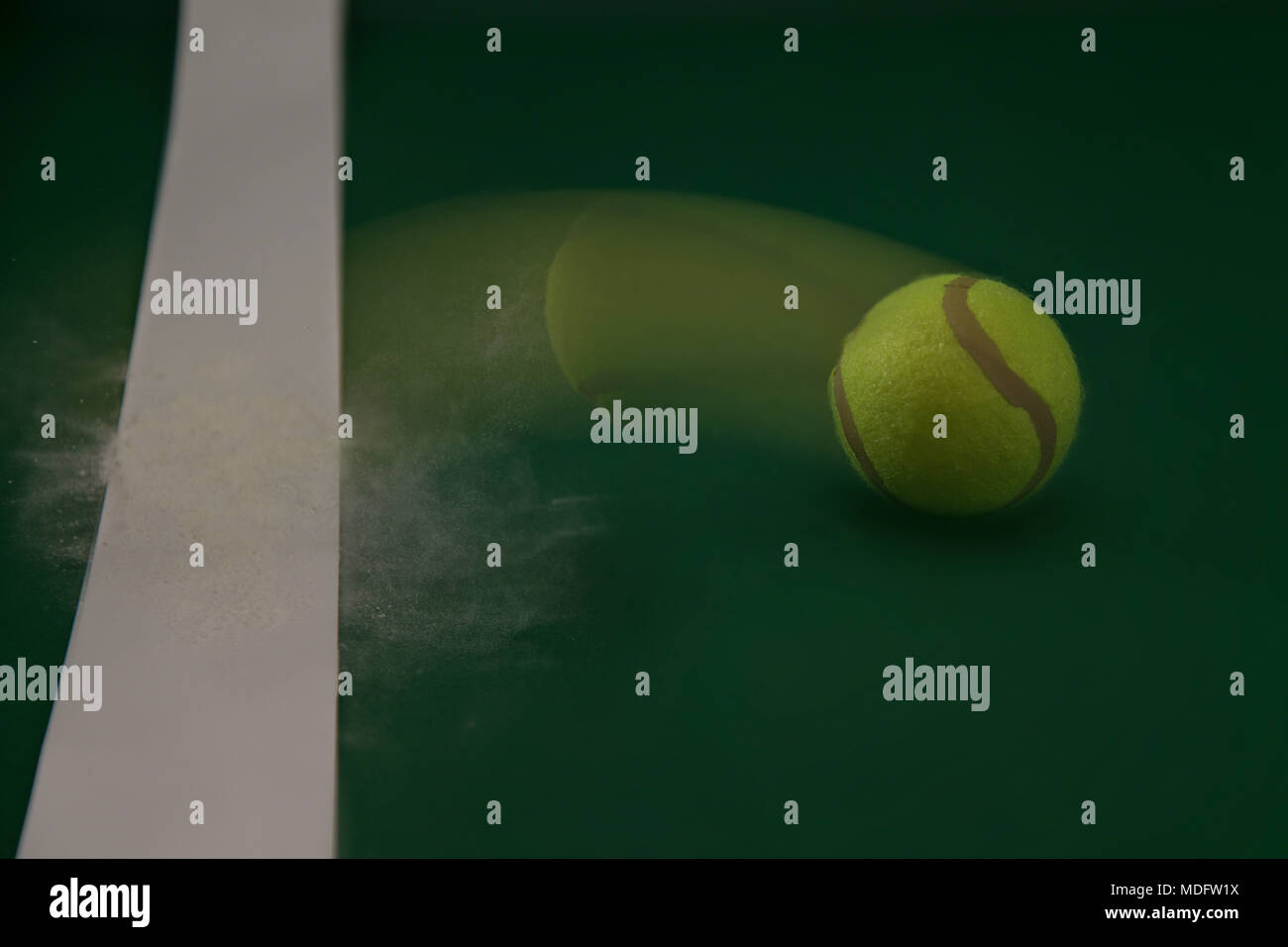 Balle de tennis qui rebondit près de baseline Banque D'Images