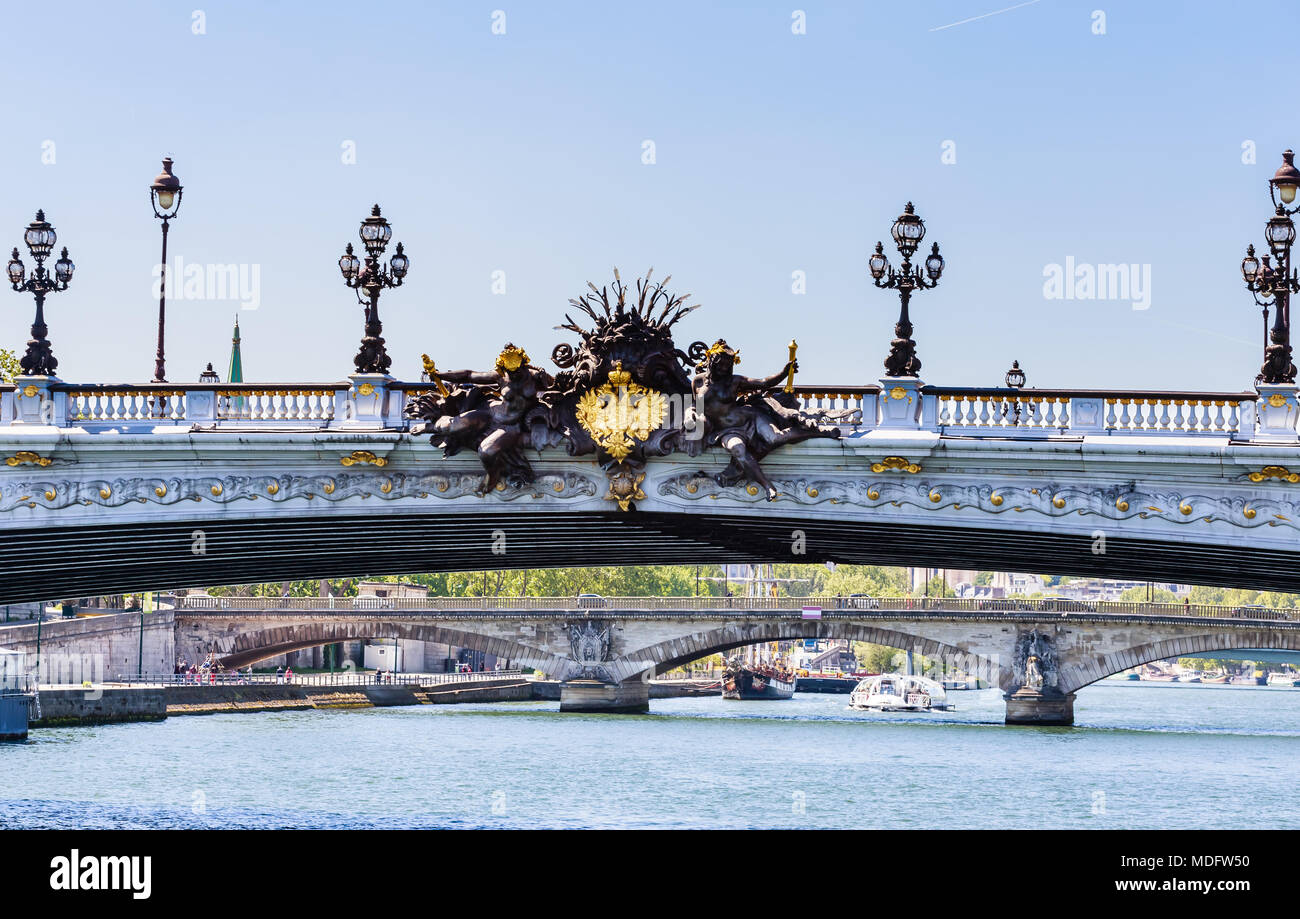 Sculptures sur le Pont Alexandre III à Paris, France. Vue depuis l'eau Banque D'Images