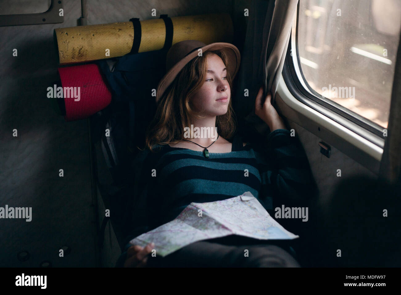 Femme assise dans un train Banque D'Images