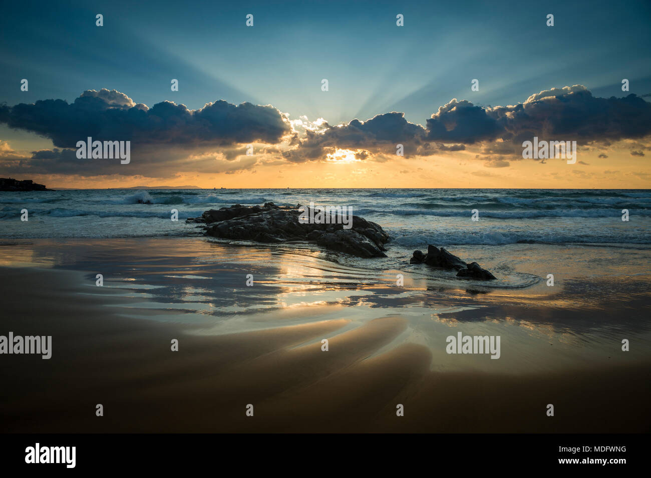 Coucher de soleil sur la côte, plage de Los Lances, Tarifa, Cadix, Andalousie, Espagne Banque D'Images