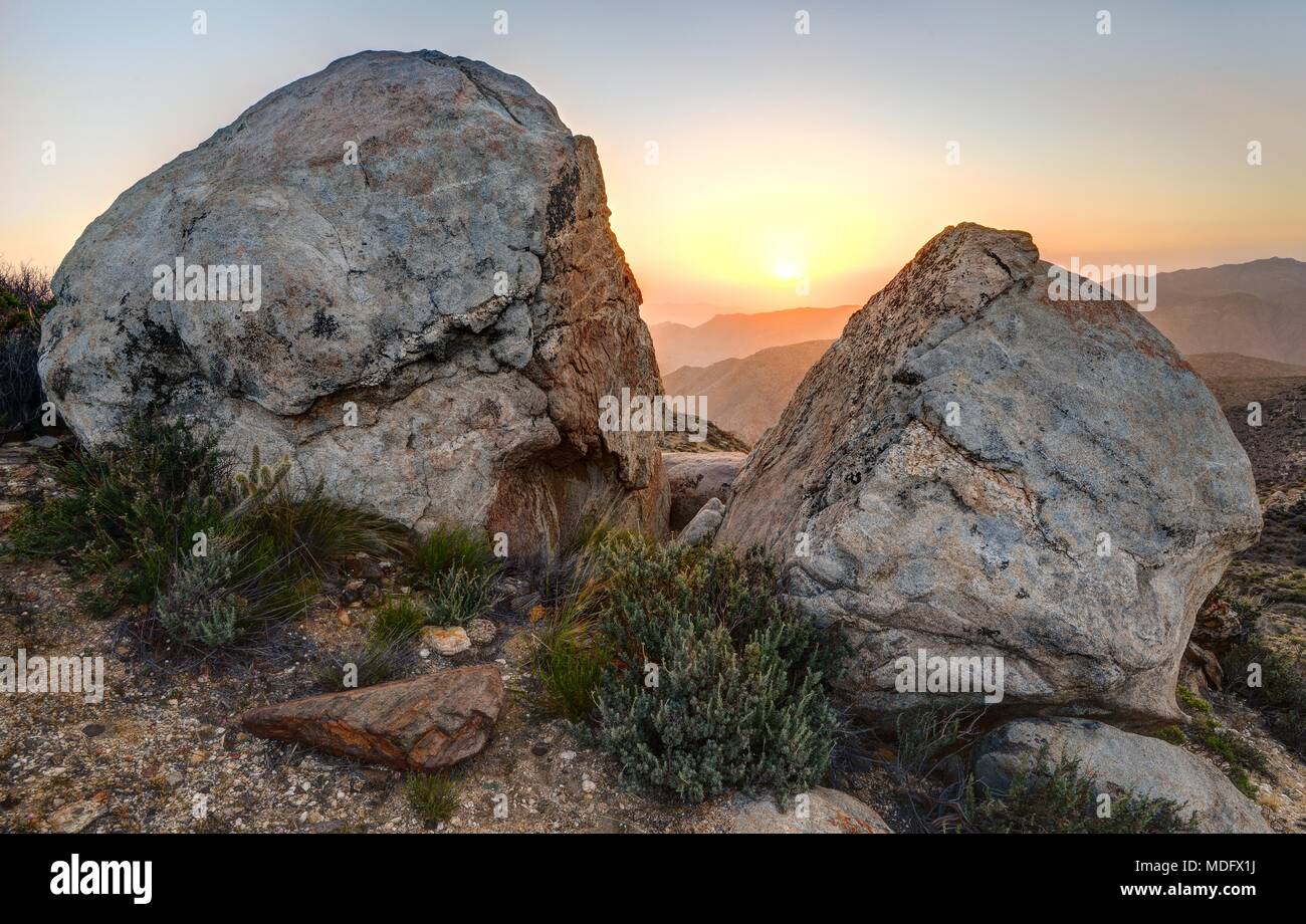 Split Rock Sunrise, zone nationale de gestion de la faune de McCain Valley, Californie, États-Unis Banque D'Images
