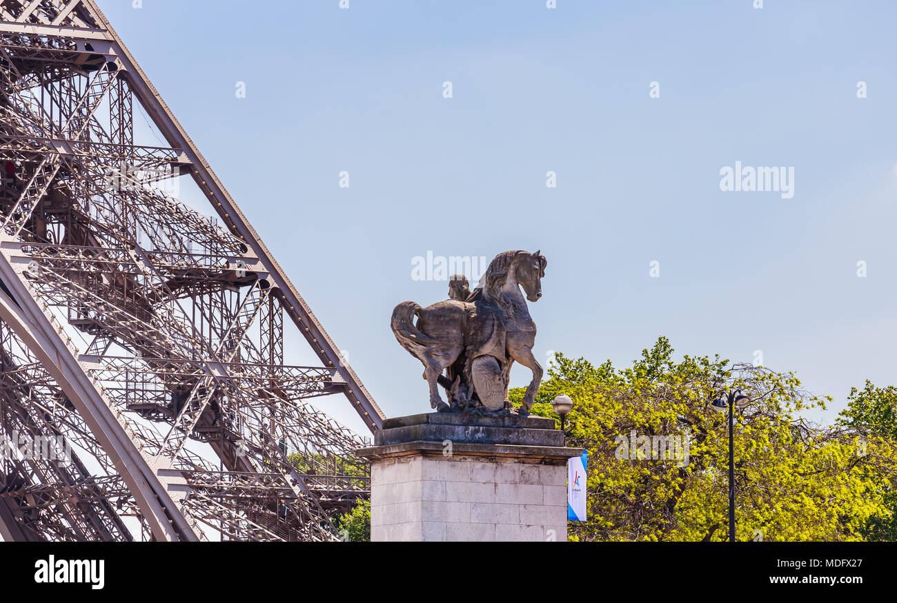 La Tour Eiffel depuis le pont d'Iena (Pont de Iéna) avec l'un des chevaux de l'avant-plan. Paris, France Banque D'Images