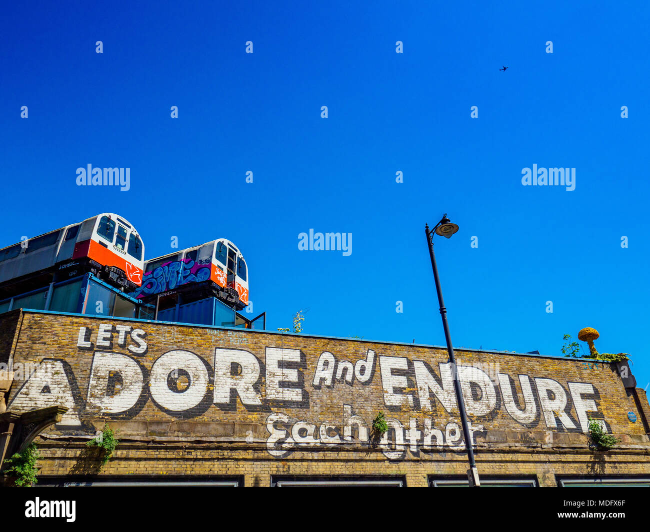 Laissez Adore et endurez le monument dans la Great Eastern Street Shoreditch Graffiti de Londres par l'artiste américain Steve Powers, les trains calèches maintenant studios Banque D'Images