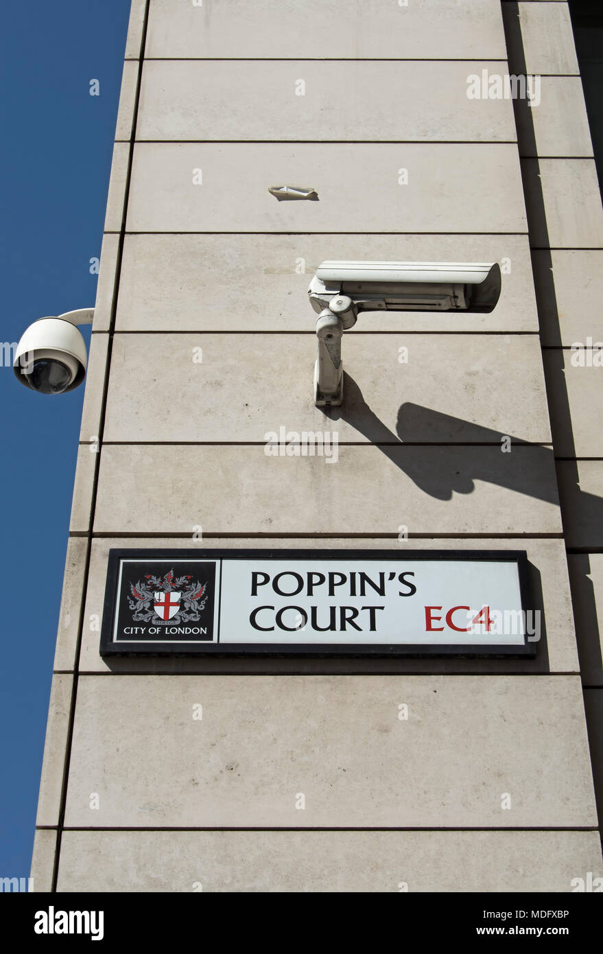 Enseigne de rue du poppin cour, dans la ville de Londres, en Angleterre, avec des caméras de vidéosurveillance Banque D'Images